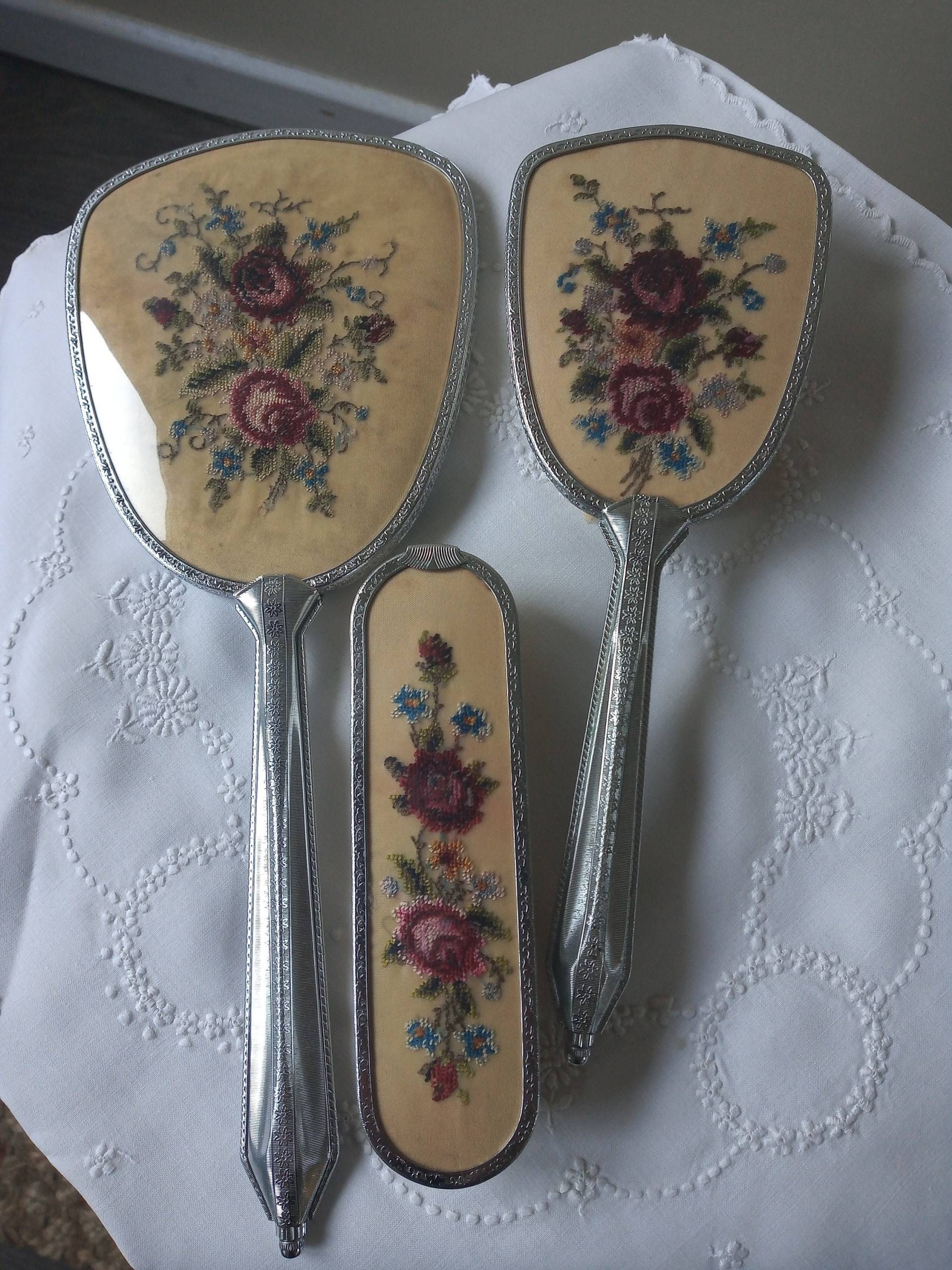 Vintage 3-Teiliges Petit Point Vanity Set, Handbesticktes Dreiteiliges Schminktischset. Dekorative Silberne Metallgriffe von Etsy - IrishShoppingBasket