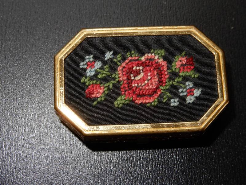 Avon - Parfüm-Dose Mit Stickerei Rosen Sammerstück Vintage von Etsy - IsoKos
