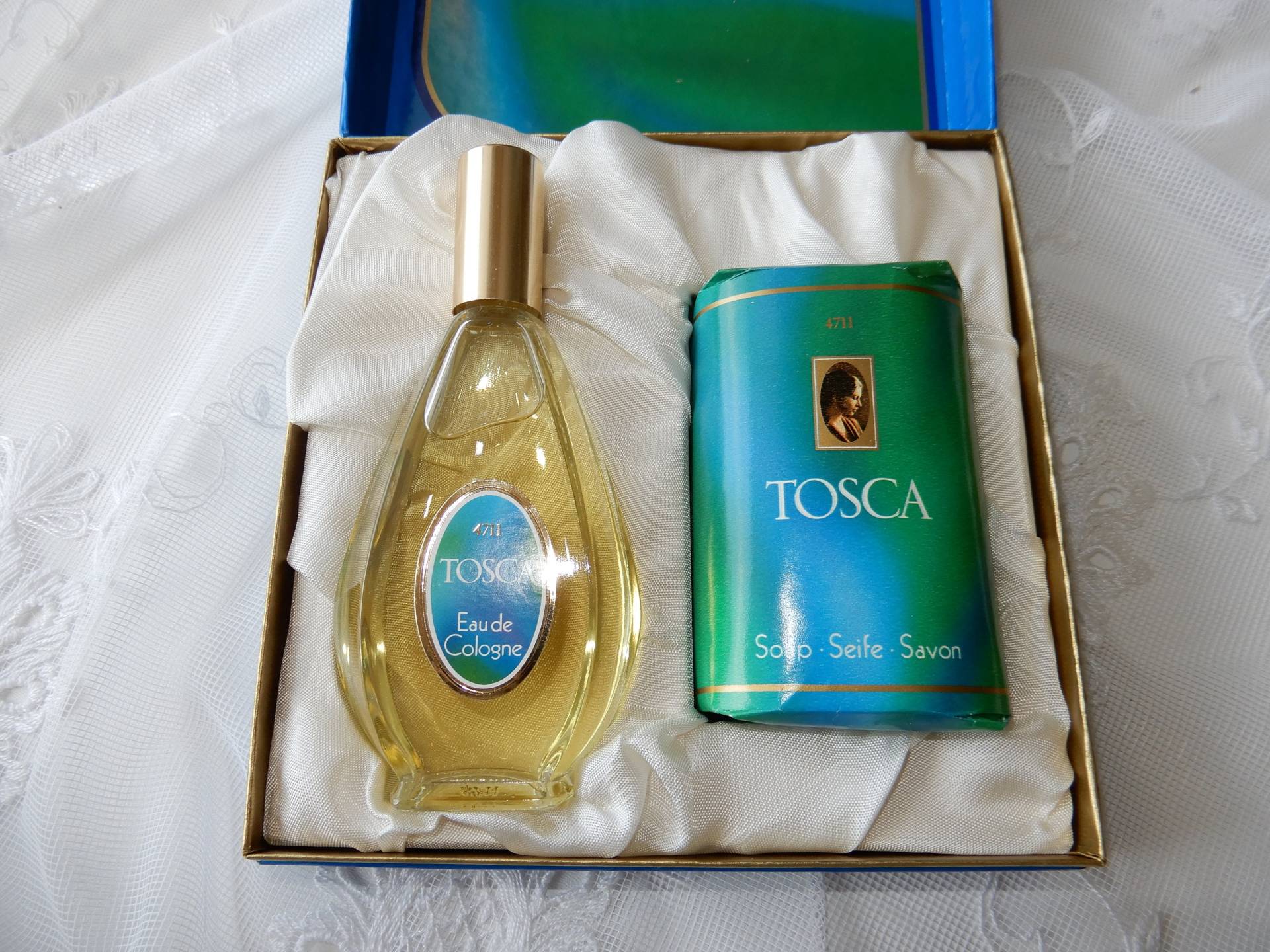 Geschenkpackung Nr. 1253 - 4711 Tosca Eau De Cologne 3, 5 Oz. + Luxus-Seige 100 G Vintage Geschenkpackung Nr. 1253 - 4711 Tosca Eau De Cologne 3, 5 Oz. + Luxus-Seige 100 G Vintage von Etsy - IsoKos