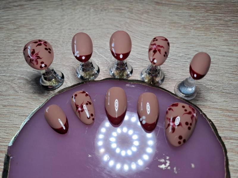 Glänzende Rote French Almond Nails Mit 3D-Rose & Kit von Etsy - Ivoripresson