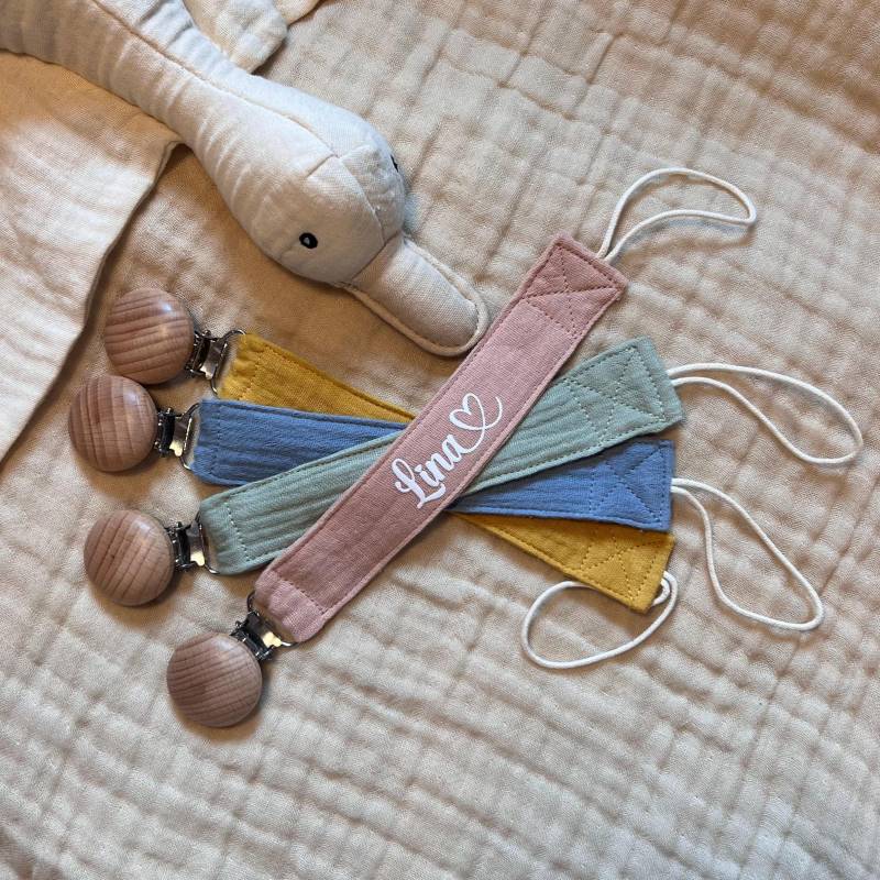 Personalisierte Schnullerkette Mit Namen Baby Geschenk Zur Geburt Grün Rosa Hellblau Oder Senffarben Musselin Stoff Wunschnamen Holzclip Personalisierte Schnullerkette Mit Namen Baby Geschenk Zur Geburt Grün Rosa Hellblau Oder Senffarben Musselin Stoff Wunschnamen Holzclip von Etsy - JCWDesignHH