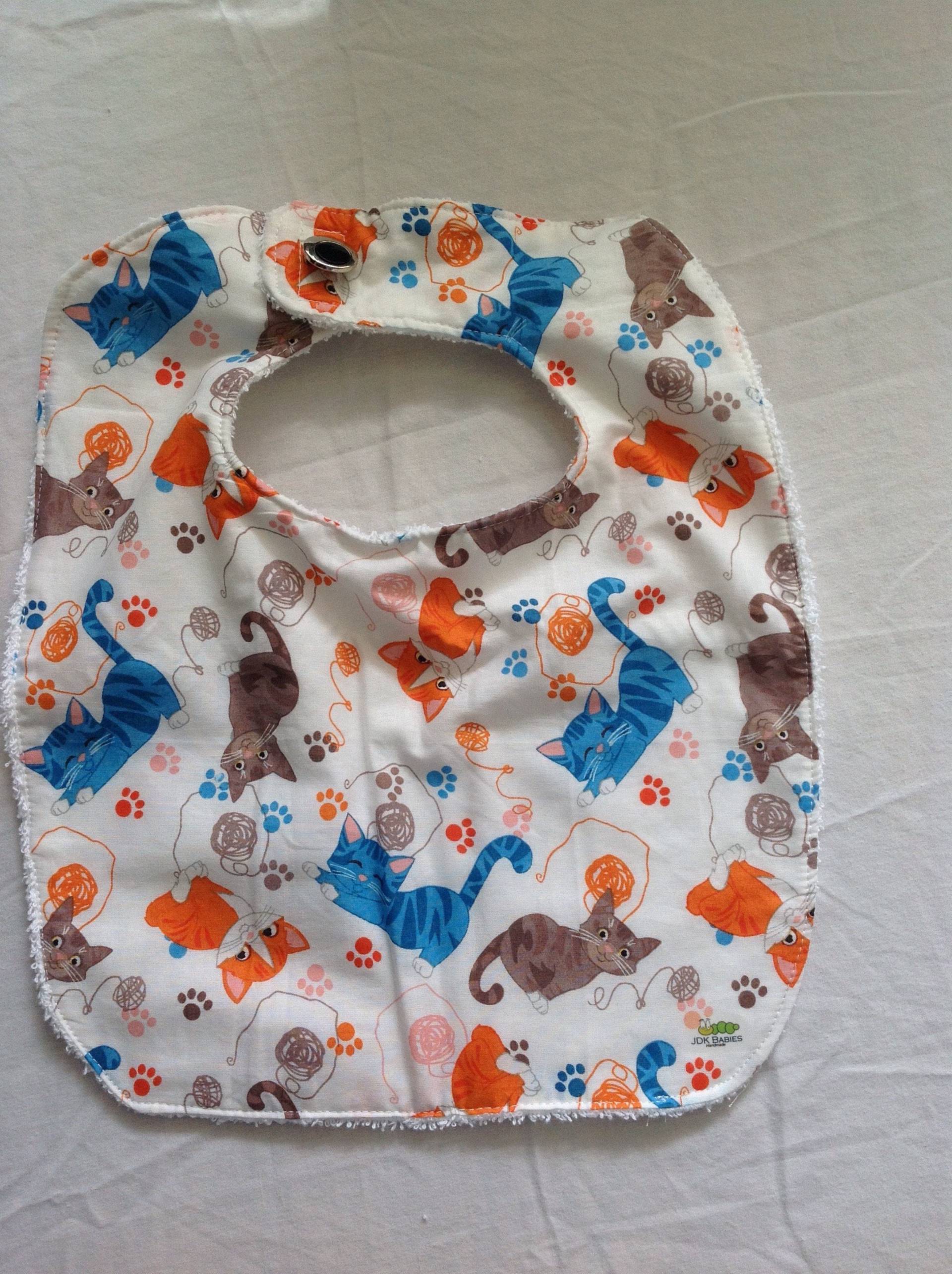 Handgemachte Katzen Baby Lätzchen von Etsy - JDKCraftStudio