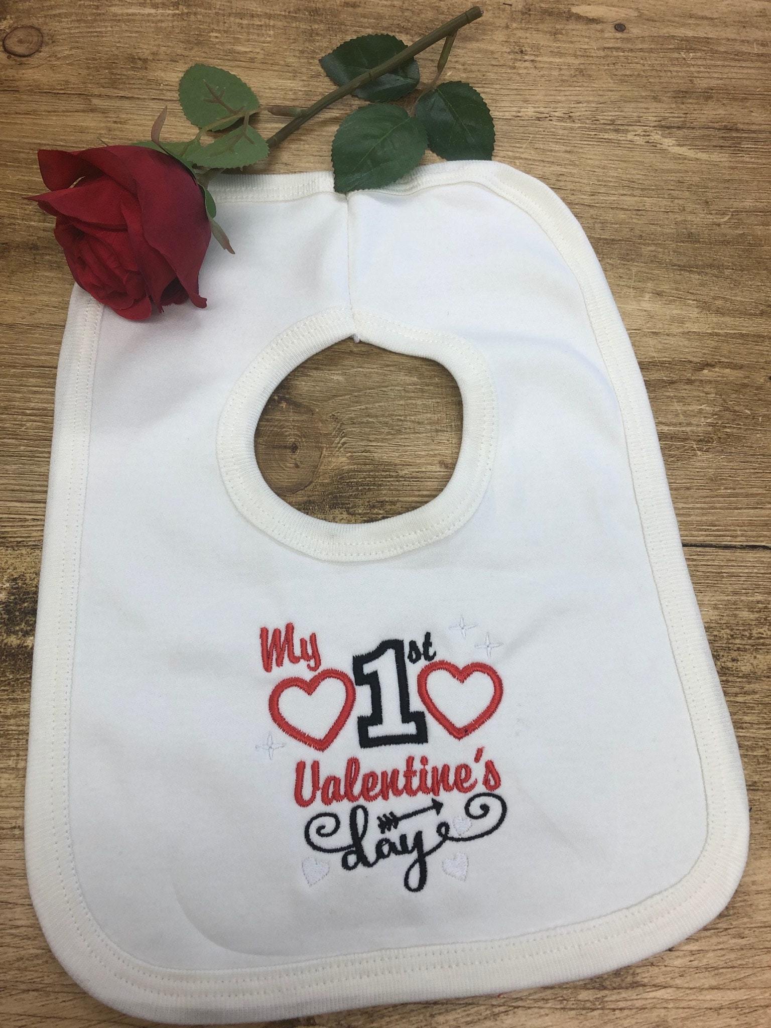 My First Valentines Baby Bib - Bestickter My First Valentines Baby Bib - Bestickter von Etsy - JGPgifts