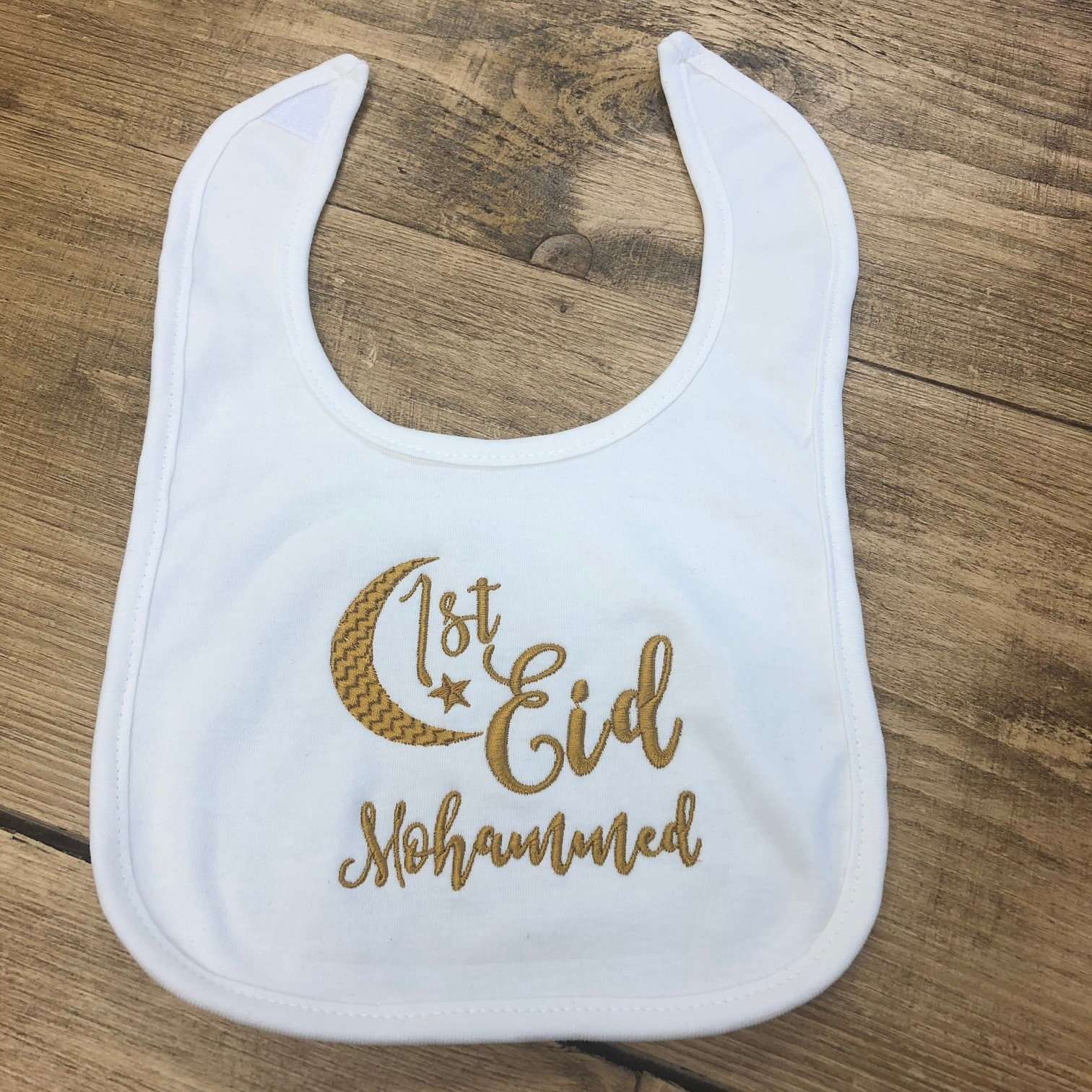 Personalisiertes Baby-Lätzchen - 5-Teiliges Komplettes Baby-Outfit-Geschenkset Personalisiertes Baby-Lätzchen - 5-Teiliges Komplettes Baby-Outfit-Geschenkset von Etsy - JGPgifts