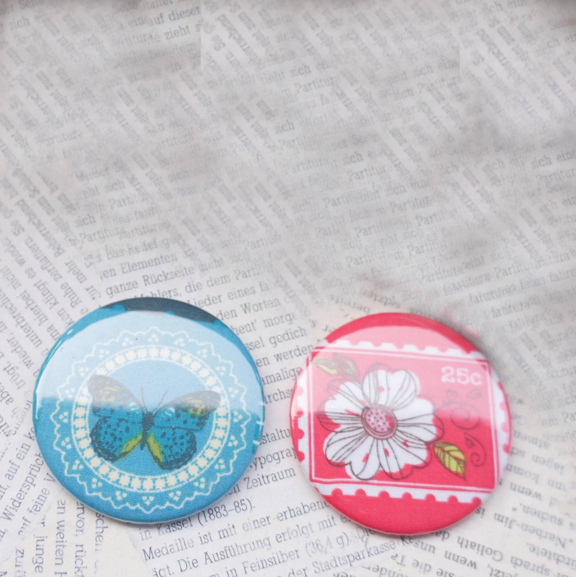 Motivtaschenspiegel Rund, Spiegelbutton, Handspiegel, Schmetterlingsmotiv, 59 Mm, Floral, Blüte, Stoffbezug, Kosmetikspiegel, Handtasche Motivtaschenspiegel Rund, Spiegelbutton, Handspiegel, Schmetterlingsmotiv, 59 Mm, Floral, Blüte, Stoffbezug, Kosmetikspiegel, Handtasche von Etsy - JOJAsWELT