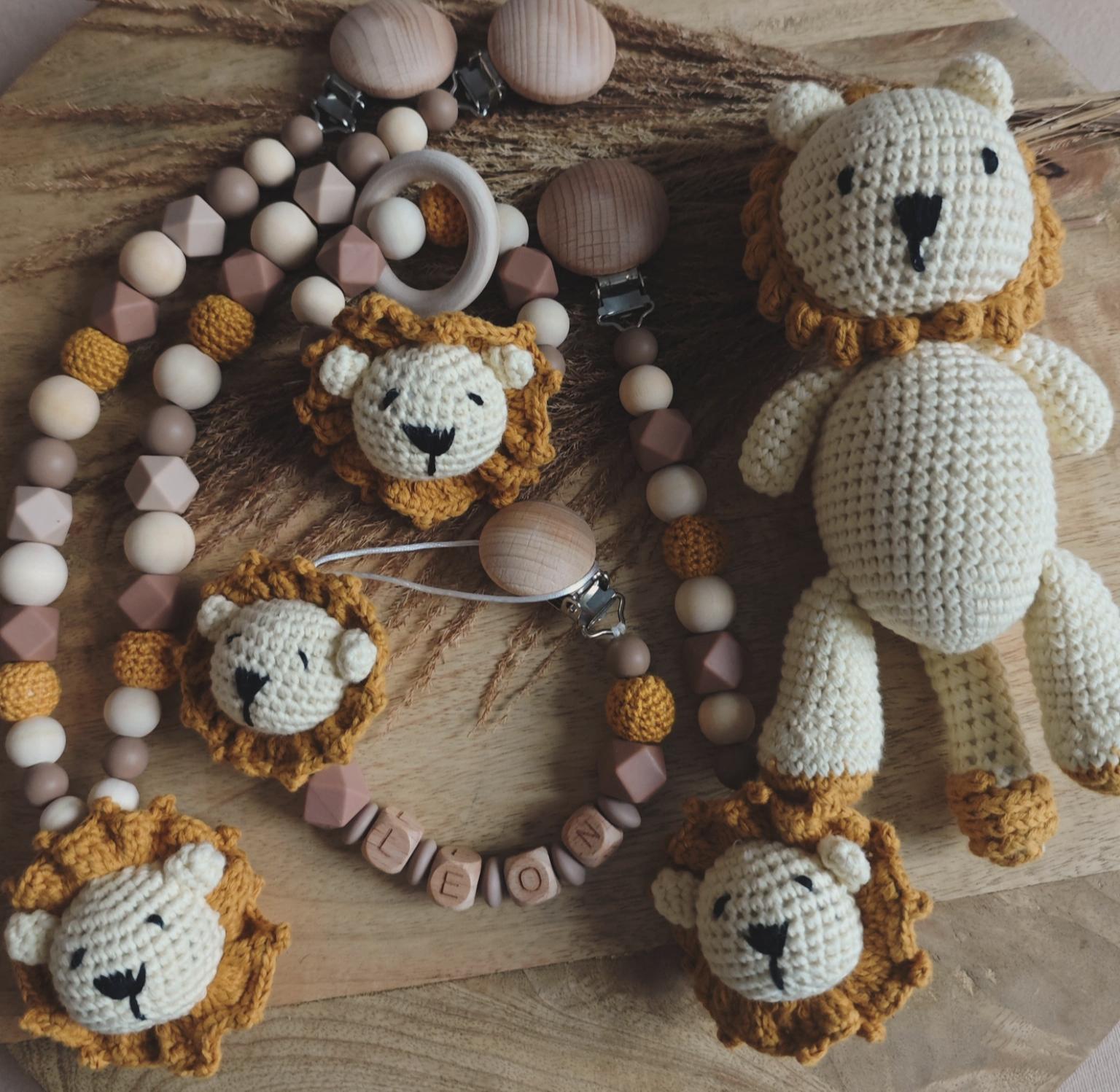 Löwenset - Kinderwagenkette, Schnullerkette, Greifling, Babyschalen Anhänger, Häkellöwe von Etsy - JackysHandmadeLiebe