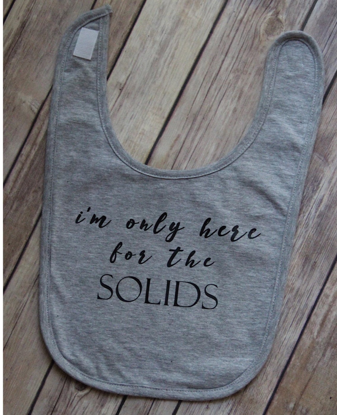 Nur Hier Für Die Solids Lätzchen // Grafik Lätzchen, Babylätzchen, Unisex Baby Festkörper, Lustige Mädchen, Jungen, Babypartygeschenk von Etsy - JadeAndLight