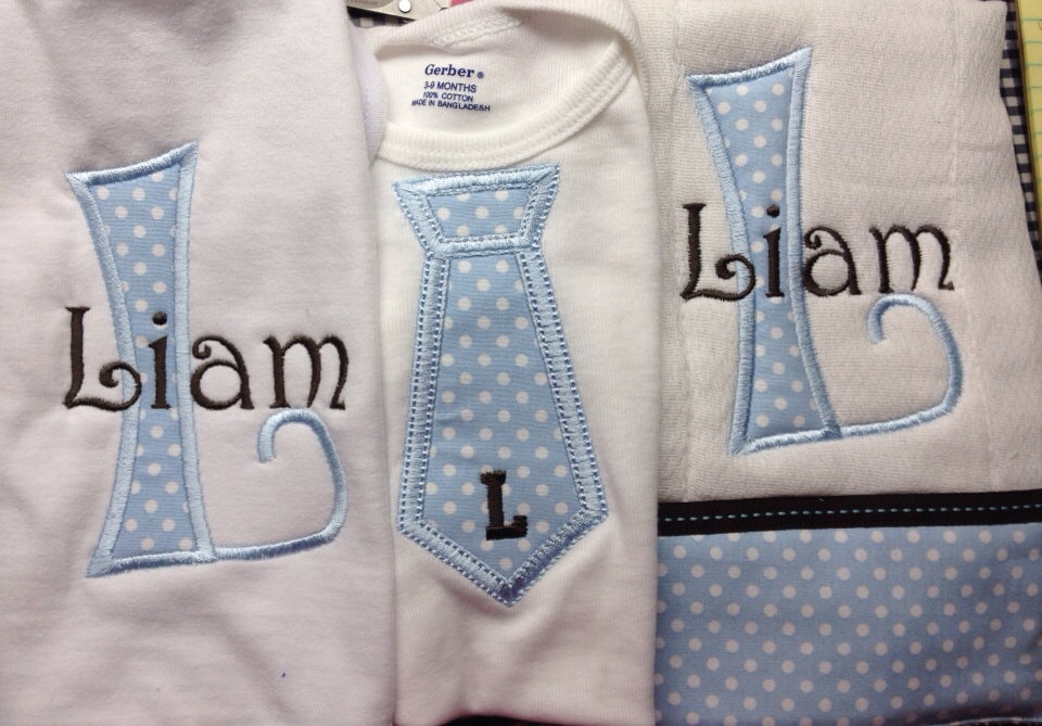Krawatte Monogrammiert Strampler, Lätzchen Und Rülpsen Zu Kleiden von Etsy - JamieSewCute