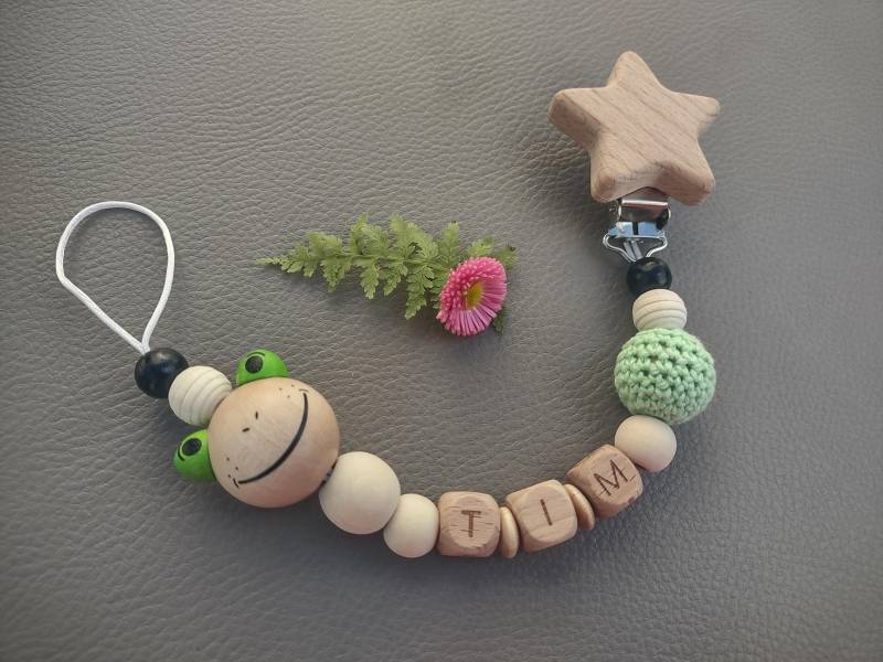 Personalisierte Schnullerkette Mit Name Frosch Personalisierte Schnullerkette Mit Name Frosch von Etsy - JanuFaktur