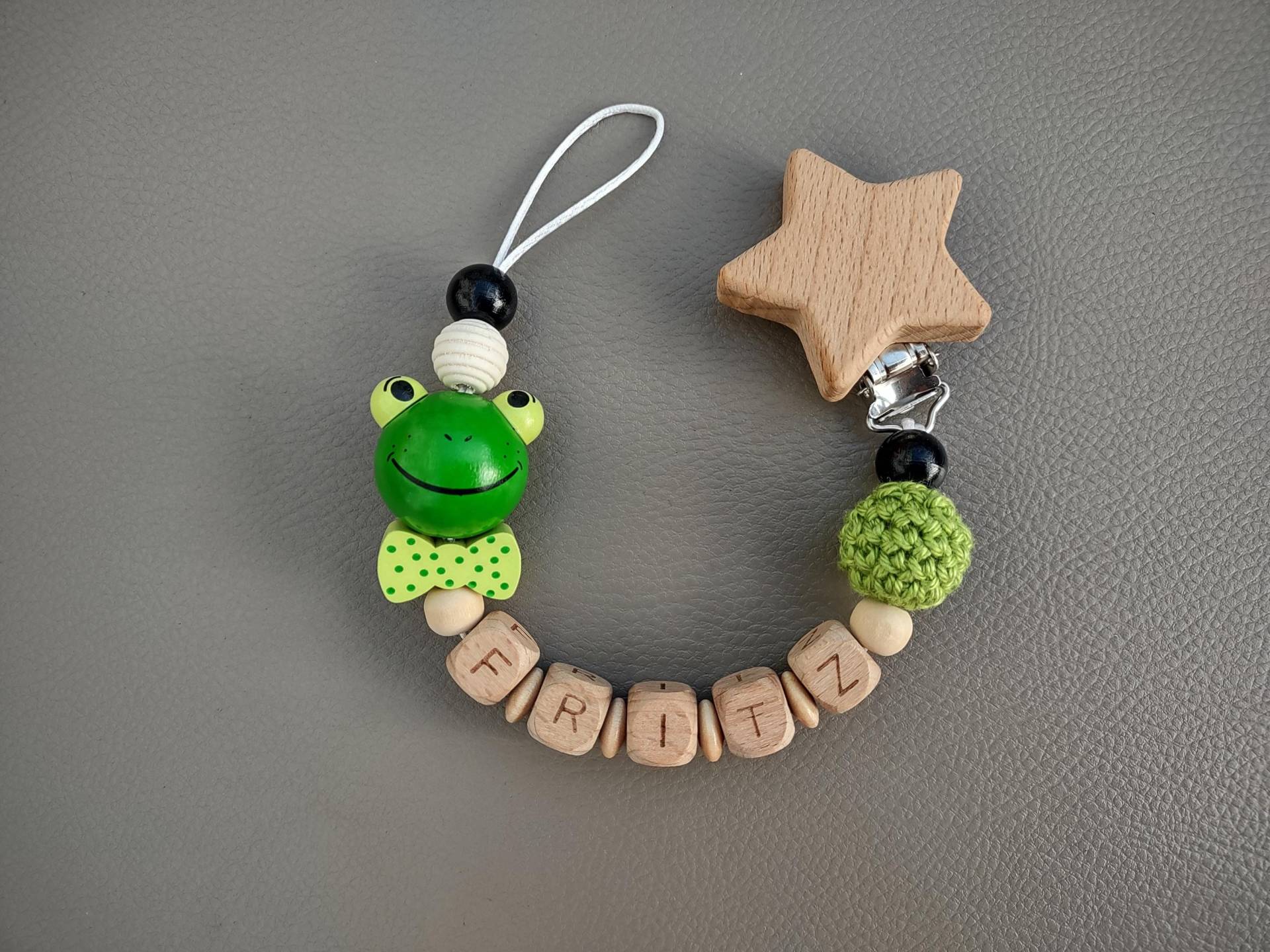 Schnullerkette Frosch Personalisiert Mit Name Aus Holz Babygeschenk Schnullerkette Frosch Personalisiert Mit Name Aus Holz Babygeschenk von Etsy - JanuFaktur