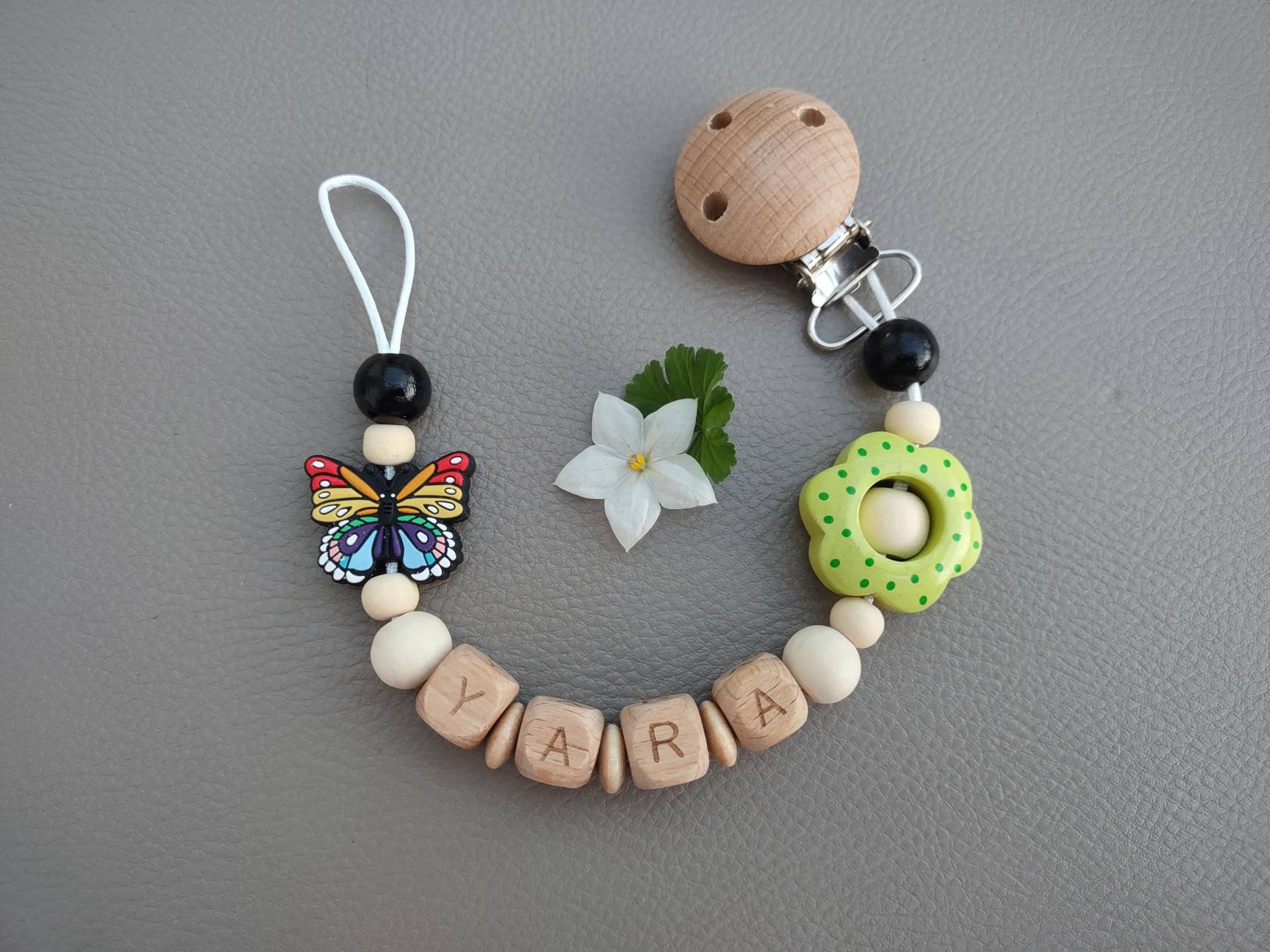 Schnullerkette Personalisiert Bunter Schmetterling Mit Name Babygeschenk von Etsy - JanuFaktur