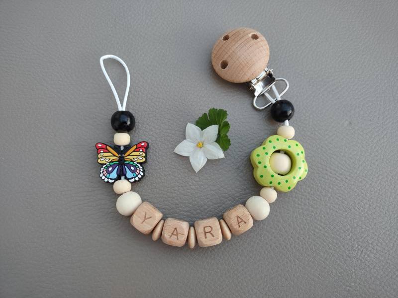 Schnullerkette Personalisiert Bunter Schmetterling Mit Name Babygeschenk von Etsy - JanuFaktur