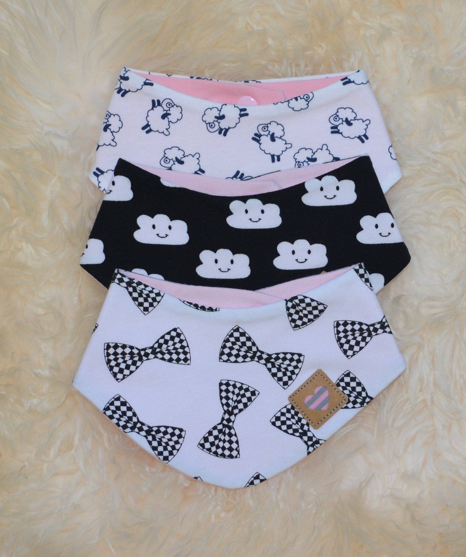 Sofortkauf 3 Tlg. Set Baby Wende-Halstuch "Schleife, Wolke, Schafe" Schwarz, Weiß Dreiecktuch, Spucktuch, Sabbertuch, Sabberlätzchen, Lätzchen Sofortkauf 3 Tlg. Set Baby Wende-Halstuch "Schleife, Wolke, Schafe" Schwarz, Weiß Dreiecktuch, Spucktuch, Sabbertuch, Sabberlätzchen, Lätzchen von Etsy - Jarkashop
