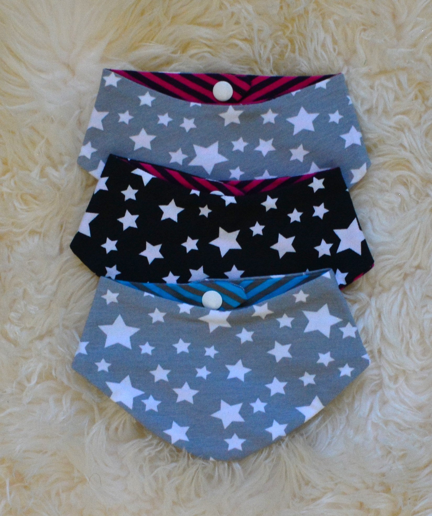 Sofortkauf 3 Tlg. Set Baby Wende-Halstuch "sterne"Grau, Schwarz, Dreiecktuch, Spucktuch, Sabbertuch, Sabberlätzchen, Lätzchen Sofortkauf 3 Tlg. Set Baby Wende-Halstuch "sterne"Grau, Schwarz, Dreiecktuch, Spucktuch, Sabbertuch, Sabberlätzchen, Lätzchen von Etsy - Jarkashop