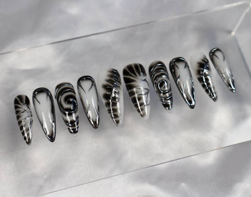 Gothic 3D Silver Chrome Press On Nails von Etsy - JasminsPressOns