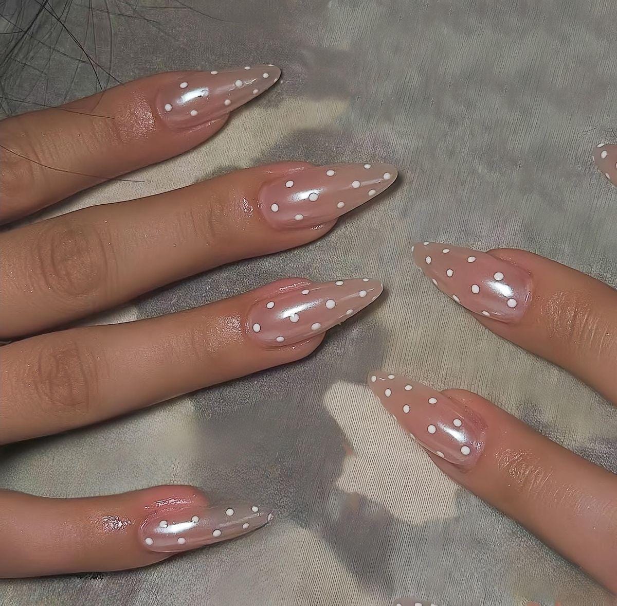 Hailey Bieber Polka Dots Press On Set Hailey Bieber Polka Dots Press On Set von Etsy - JasminsPressOns