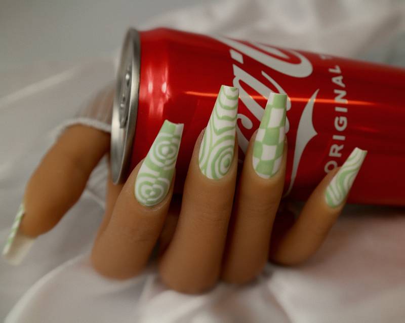 Maddie Euphoria Nails - Green Swirl Press On von Etsy - JasminsPressOns