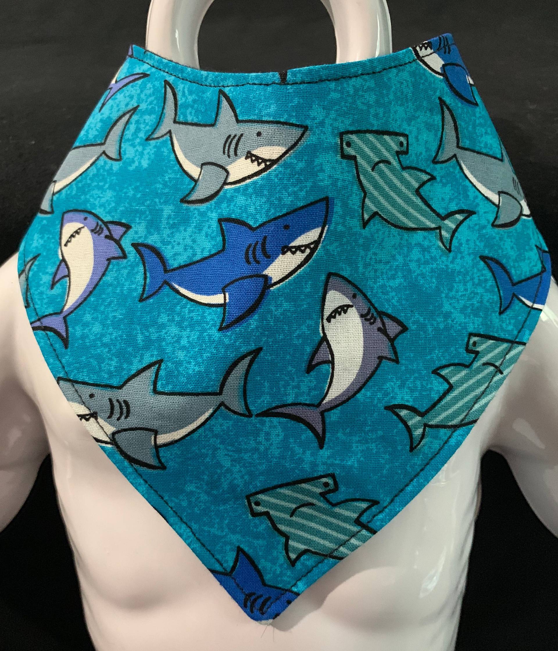 Haie Im Wasser B-Dry Drool Bib/Bibdana/Bandana Bib Haie Im Wasser B-Dry Drool Bib/Bibdana/Bandana Bib von Etsy - JaydieBugandB