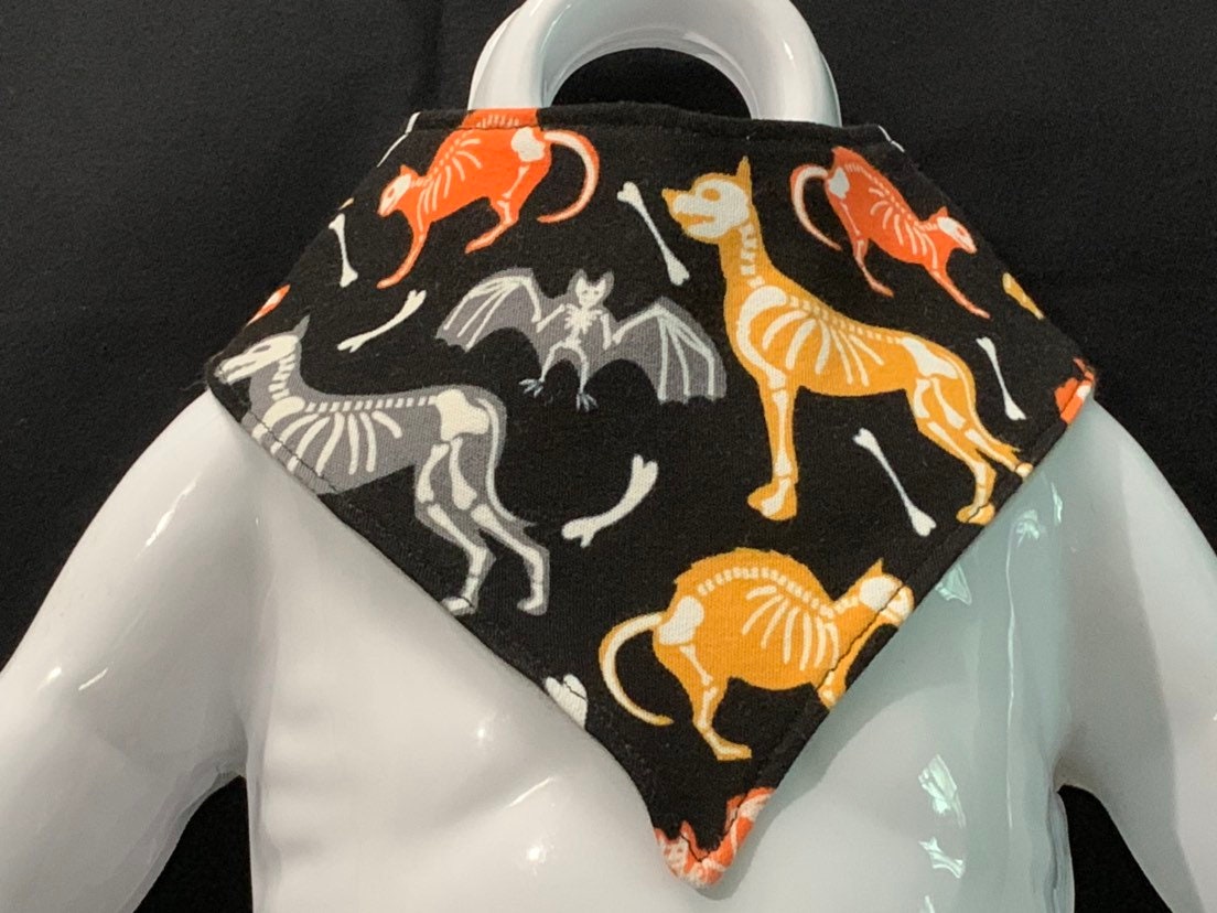 Leuchten in Der Dunklen Halloween Kreaturen B-Dry Drool Bib/Bibdana/Bandana Bib von Etsy - JaydieBugandB