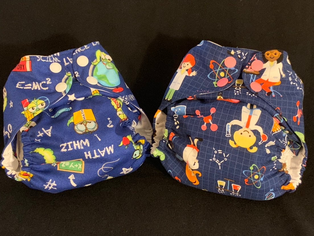 Schule Ist Cool 2 Stück Set Eine Größe Passt Die Meisten Windel Abdeckungen / Schule Ist Cool 2 Stück Set Eine Größe Passt Die Meisten Windel Abdeckungen / von Etsy - JaydieBugandB