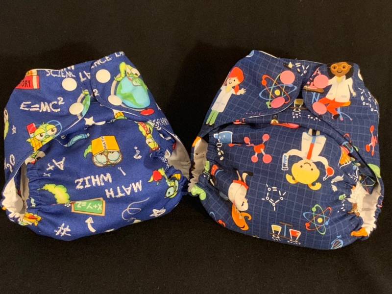 Schule Ist Cool 2 Stück Set Eine Größe Passt Die Meisten Windel Abdeckungen / Schule Ist Cool 2 Stück Set Eine Größe Passt Die Meisten Windel Abdeckungen / von Etsy - JaydieBugandB