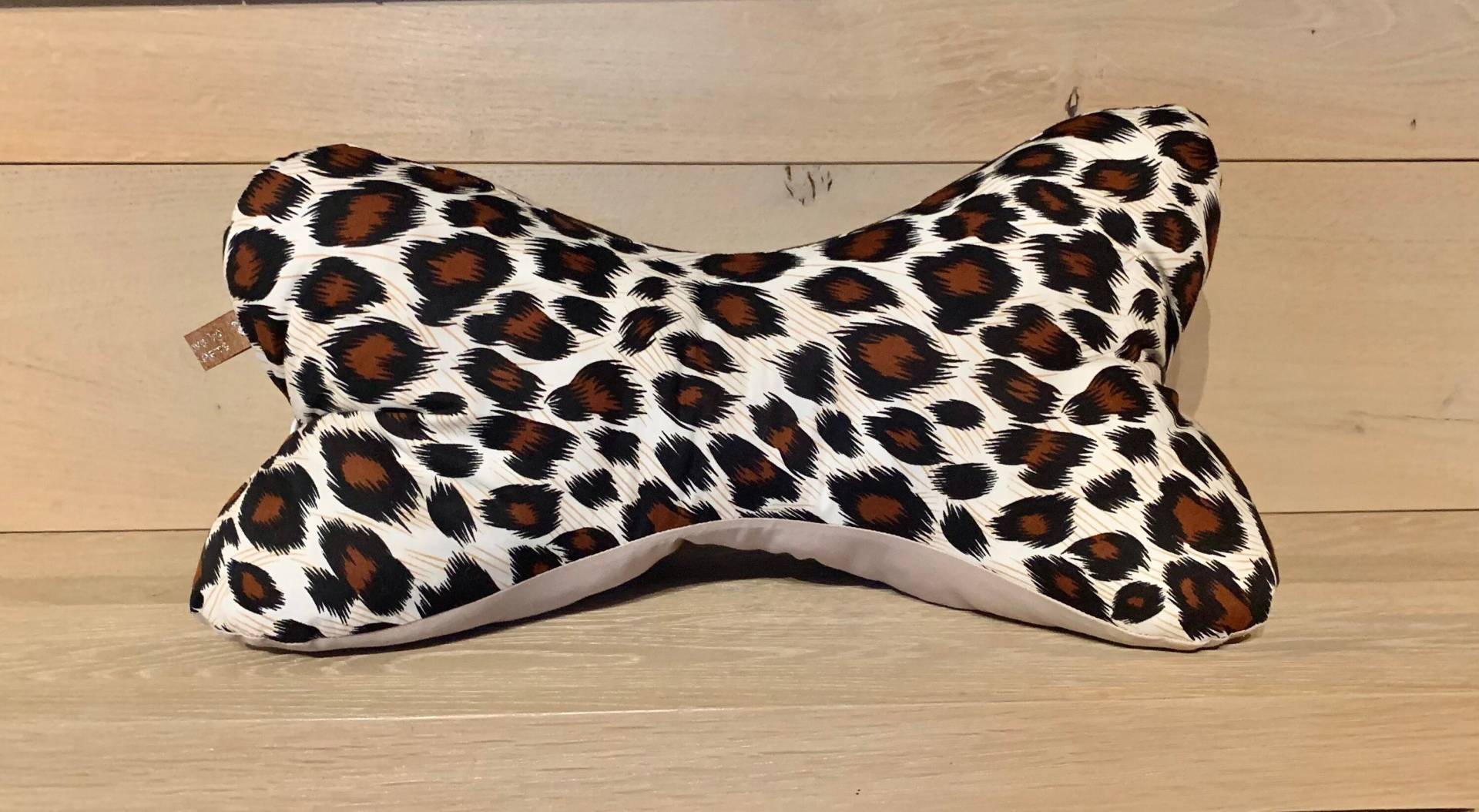 Leseknochen Leopard Animalprint Beige Braun - Anti-Allergisch 100% Öko-Tex Zertifiziert Geschenkidee Nackenkissen Lesekissen Boho Leoprin von Etsy - JemaraCrafts