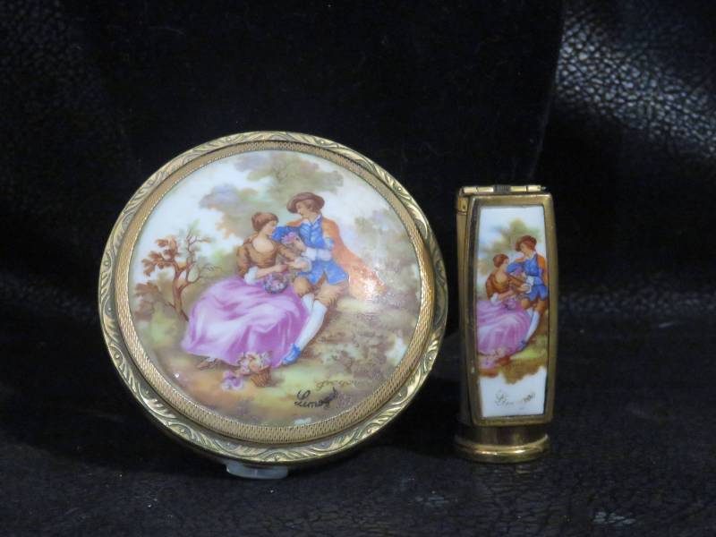 Vintage Limoges Powder Compact Und Gespiegelter Lippenstifthalter - Made in France - Guter Vintage-Zustand-Hat Original-Puder Lippenstift Im Inneren Vintage Limoges Powder Compact Und Gespiegelter Lippenstifthalter - Made in France - Guter Vintage-Zustand-Hat Original-Puder Lippenstift Im Inneren von Etsy - JensCollectible