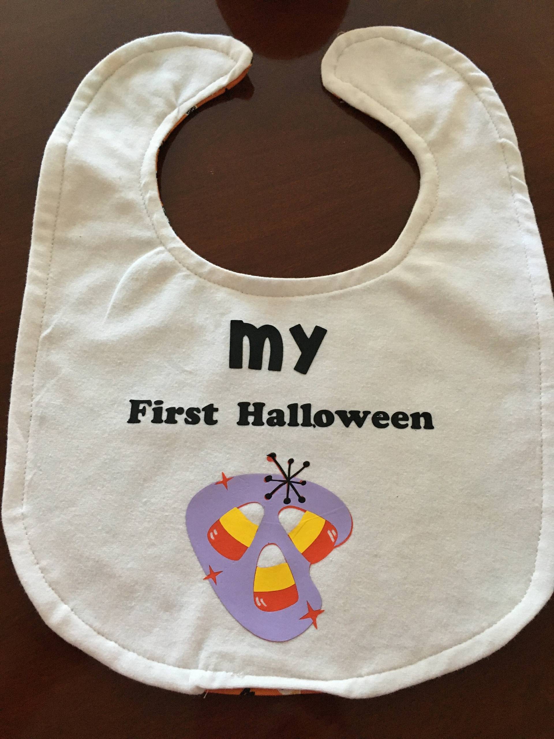 Personalisierte First Halloween Bibs, 100% Baumwolle, Druckknopfverschluss, Unisex, Candy Corn Stoff von Etsy - JerseyGrlDesigns