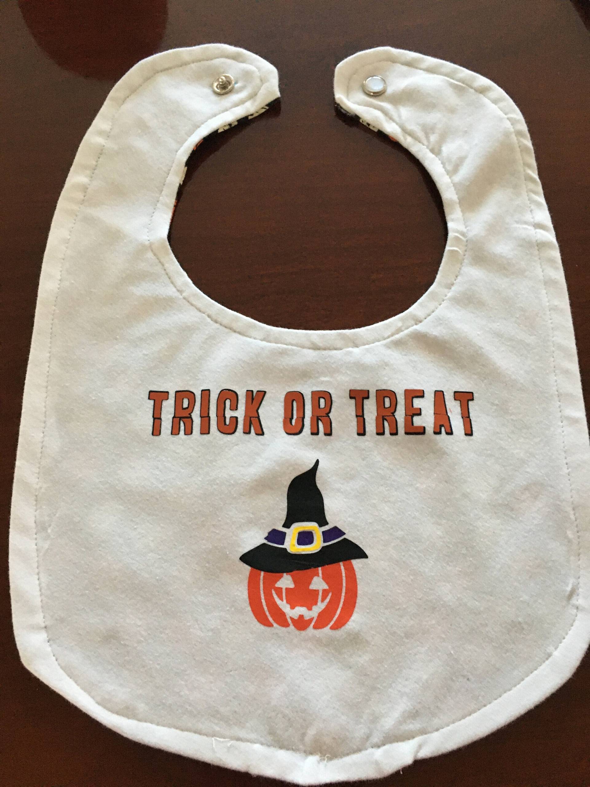 Trick Or Treat Halloween Bibs, 100% Baumwolle, Druckknopfverschluss, Unisex, Personalisierung Verfügbar, Kürbisse von Etsy - JerseyGrlDesigns