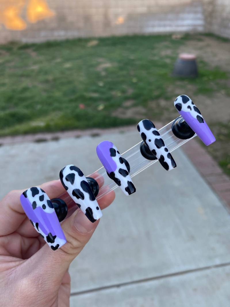 Lavendel Kuh Print Press On Nails von Etsy - JessiesNailsAndMore