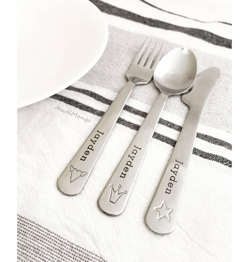 Personalisiertes Baby-Utensilien-Set, Perfektes Baby-Dusche-Geschenk, Neue Mutter, Babyfütterung, Neues Baby-Geschenk, Laser Gravierter Personalisiertes Baby-Utensilien-Set, Perfektes Baby-Dusche-Geschenk, Neue Mutter, Babyfütterung, Neues Baby-Geschenk, Laser Gravierter von Etsy - JewelMango
