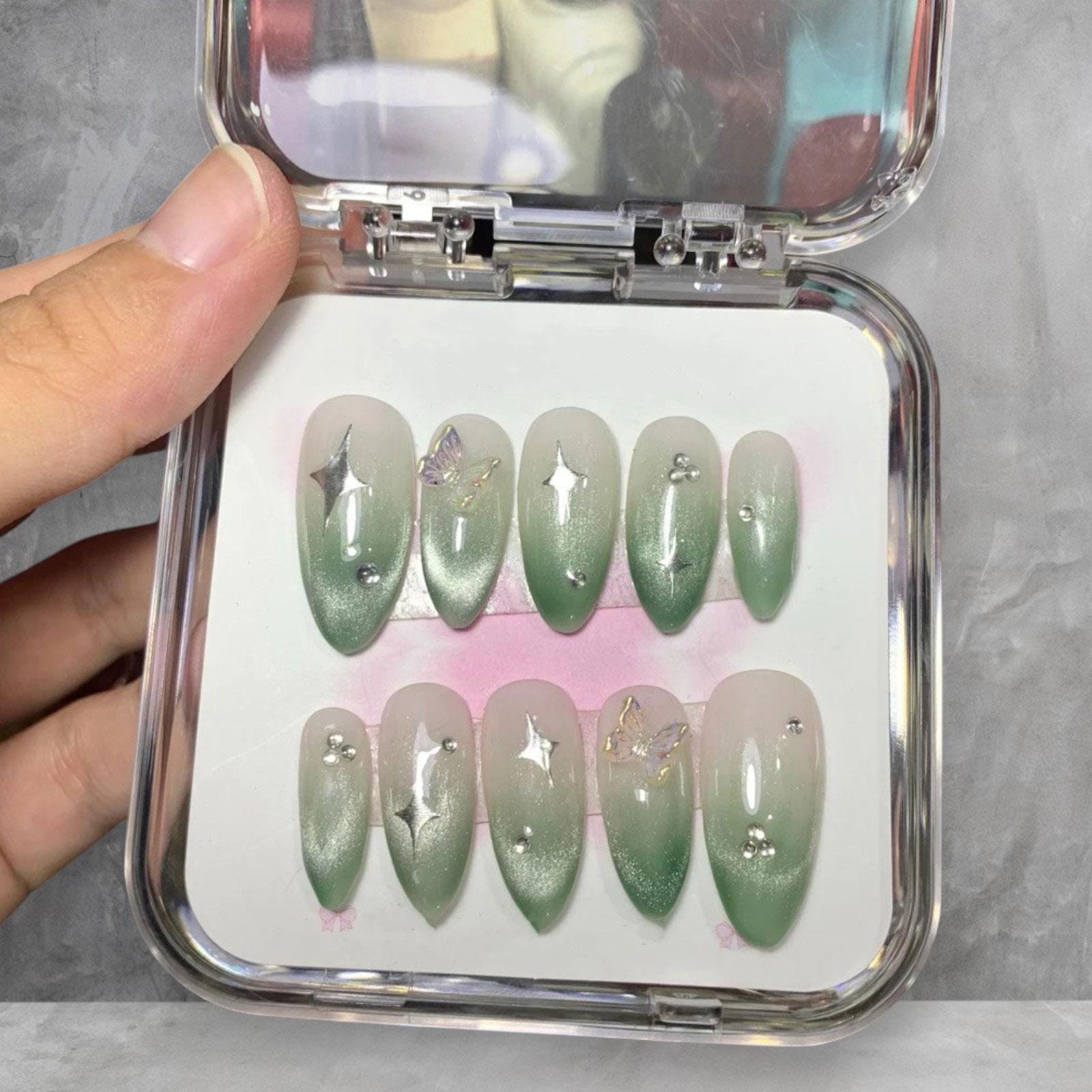 Grüne Ombre Press-On-Nägel, Schmetterlings-Nailart, Glitter-Farbverlaufsnägel, 3D-Nageldekorationen, Funkelnde Individuelle Gelnägel Grüne Ombre Press-On-Nägel, Schmetterlings-Nailart, Glitter-Farbverlaufsnägel, 3D-Nageldekorationen, Funkelnde Individuelle Gelnägel von Etsy - JochenSylas