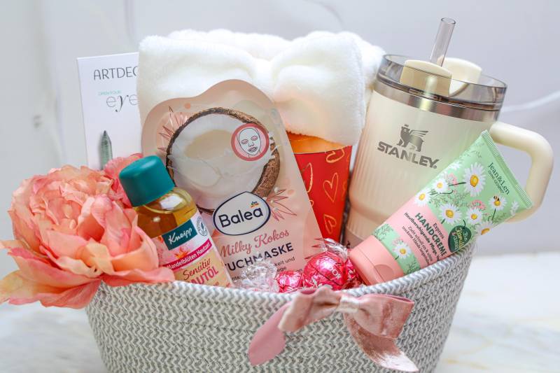 Geschenkkorb Für Sie | Valentinstagsgeschenk Love Basket Self Care Geschenkidee Freundin & Frau von Etsy - JoyInABasketDE