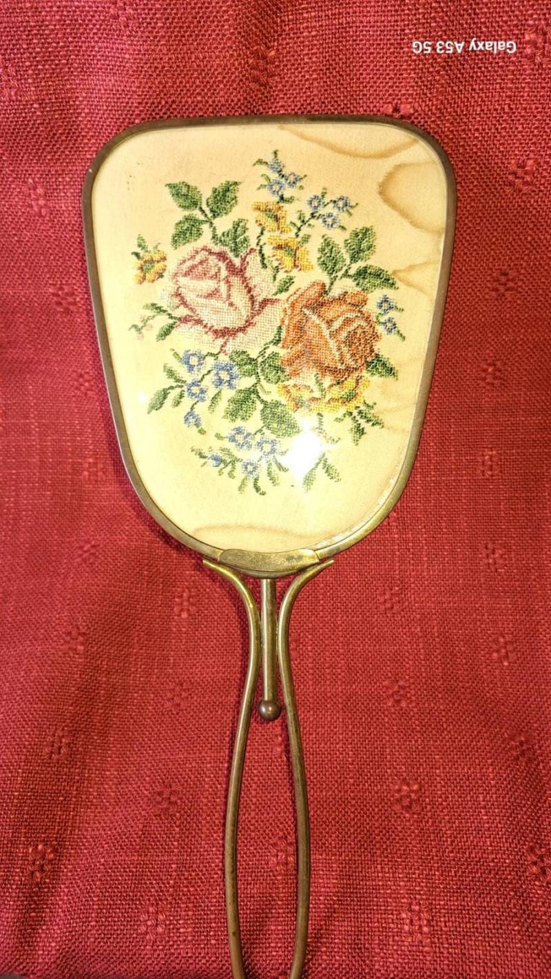 Großer Handspiegel Kosmetikspiegel Messingrand Und Griff - Rückseite Bestickt Vintage von Etsy - JulesLaedchen