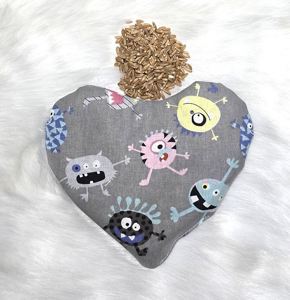Bio Dinkel Körnerkissen Herz Form 160G Ca. 16 X 15 cm Grau Mit Bunten Monstern Bio Dinkel Körnerkissen Herz Form 160G Ca. 16 X 15 cm Grau Mit Bunten Monstern von Etsy - JulesTraumstuebchen