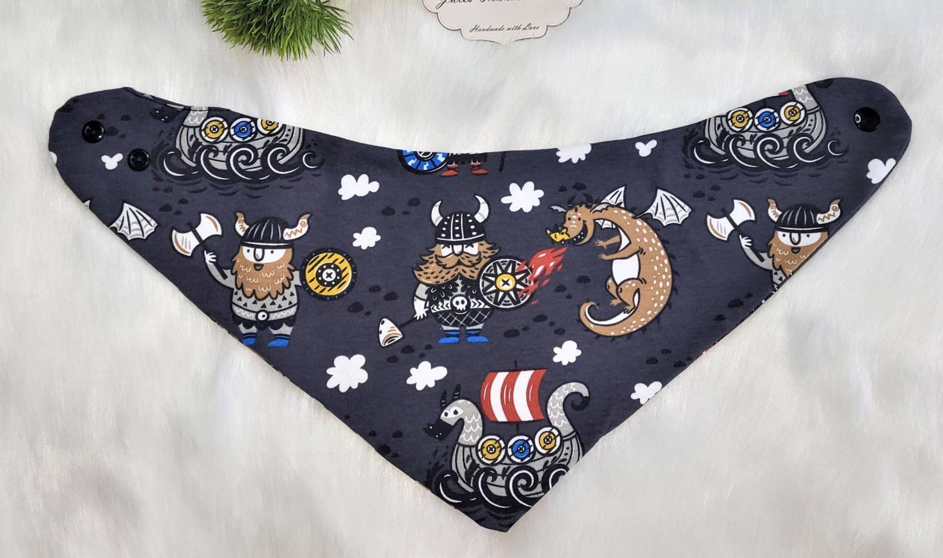 Dreieckstuch Zum Wenden Für Baby Und Kleinkinder Schwarz Wikinger Schiff Drache Einheitsgröße Verstellbar Durch Druckknöpfe Dreieckstuch Zum Wenden Für Baby Und Kleinkinder Schwarz Wikinger Schiff Drache Einheitsgröße Verstellbar Durch Druckknöpfe von Etsy - JulesTraumstuebchen