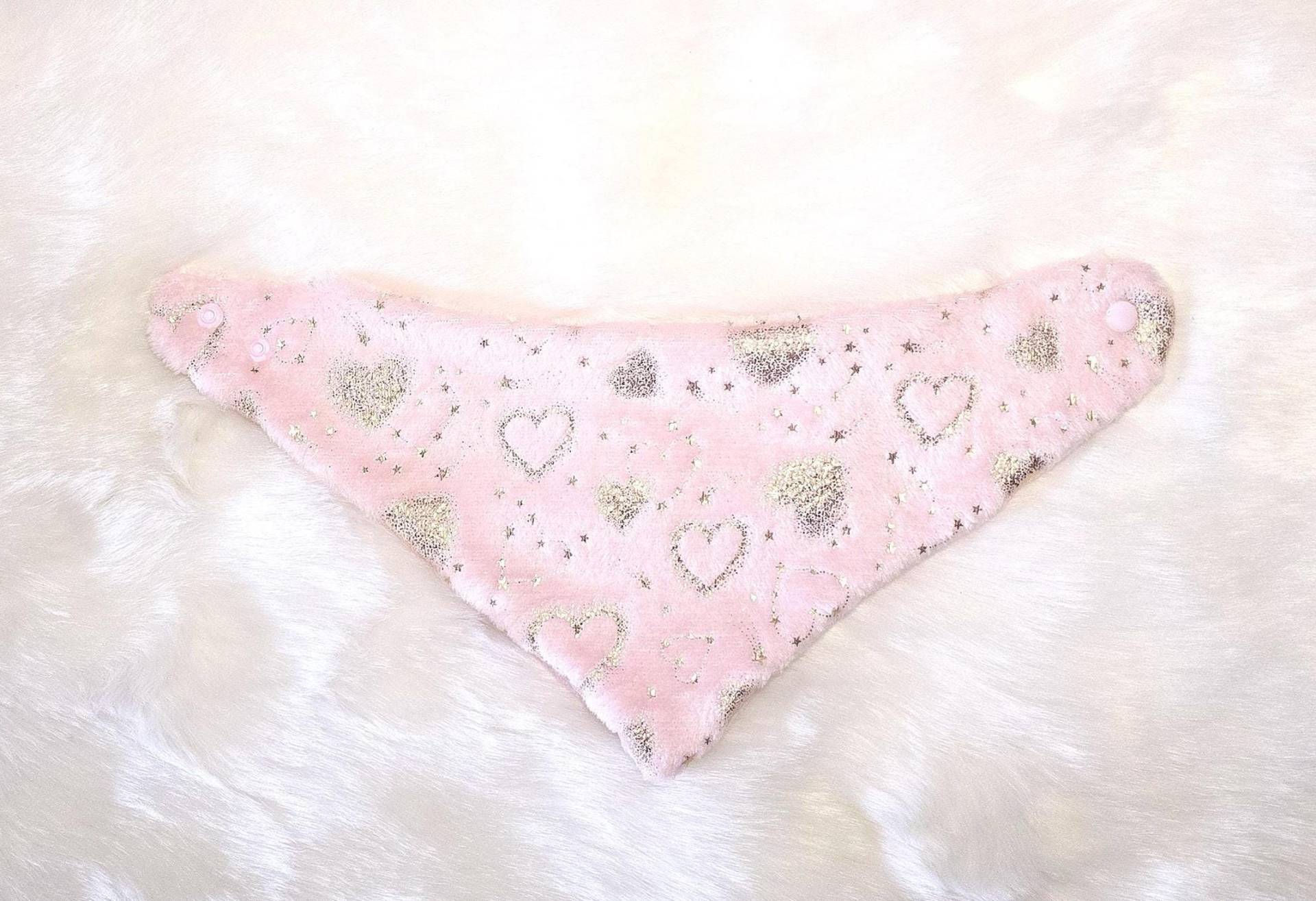 Rosa Goldene Herzen Dreieckstuch Zum Wenden Baby Und Kleinkinder Gr 50 Bis 104 Einheitsgröße Mikro Fleece Stoff Kuschelig Weich Rosa Goldene Herzen Dreieckstuch Zum Wenden Baby Und Kleinkinder Gr 50 Bis 104 Einheitsgröße Mikro Fleece Stoff Kuschelig Weich von Etsy - JulesTraumstuebchen