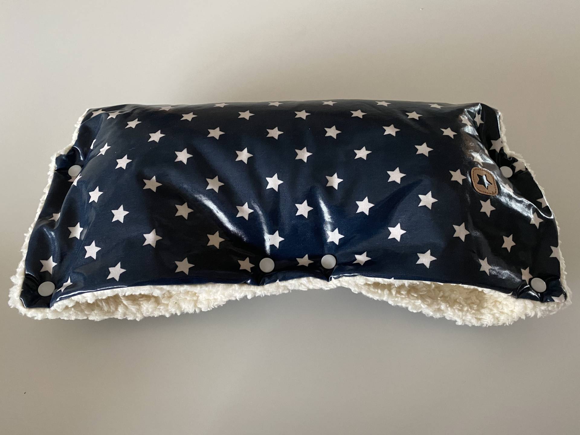 Kinderwagenmuff Sterne Dunkelblau Wachstuch Kinderwagenmuff Sterne Dunkelblau Wachstuch von Etsy - JulisDesigns