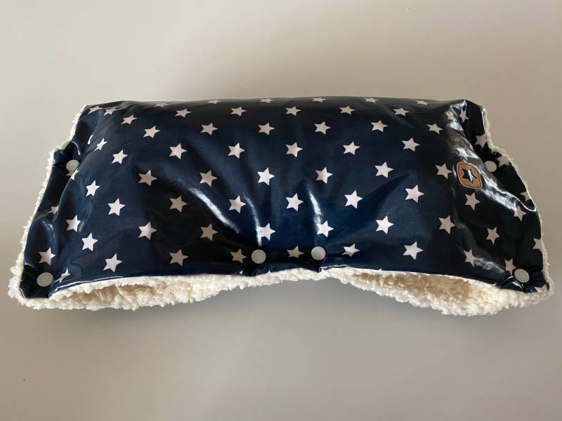 Kinderwagenmuff Sterne Dunkelblau Wachstuch Kinderwagenmuff Sterne Dunkelblau Wachstuch von Etsy - JulisDesigns