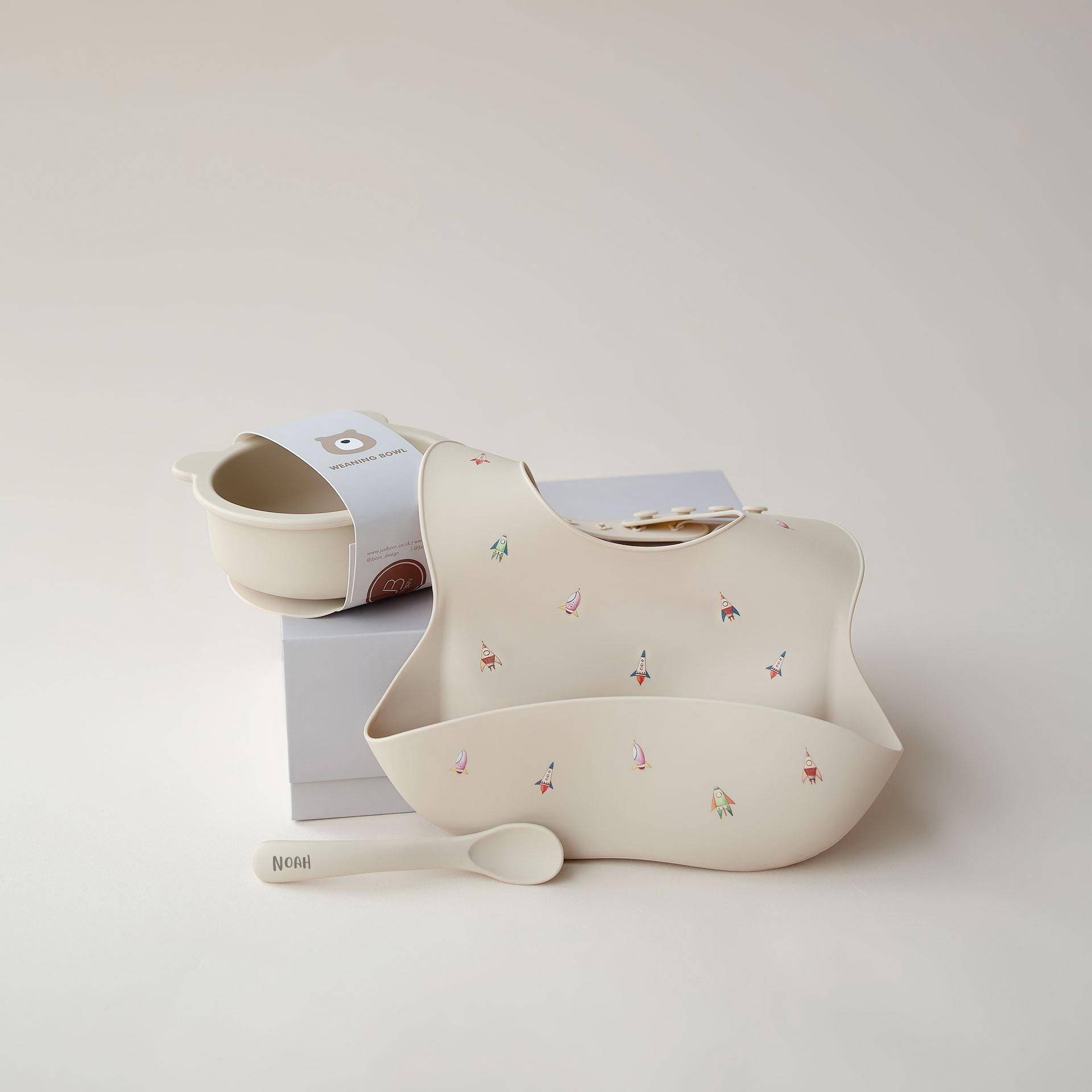 Baby Esszeit Set | Silikon Schüssel, Löffel Und Lätzchen Weaning Personalisierte Mit Dem Namen Des Babys von Etsy - JustBornUK