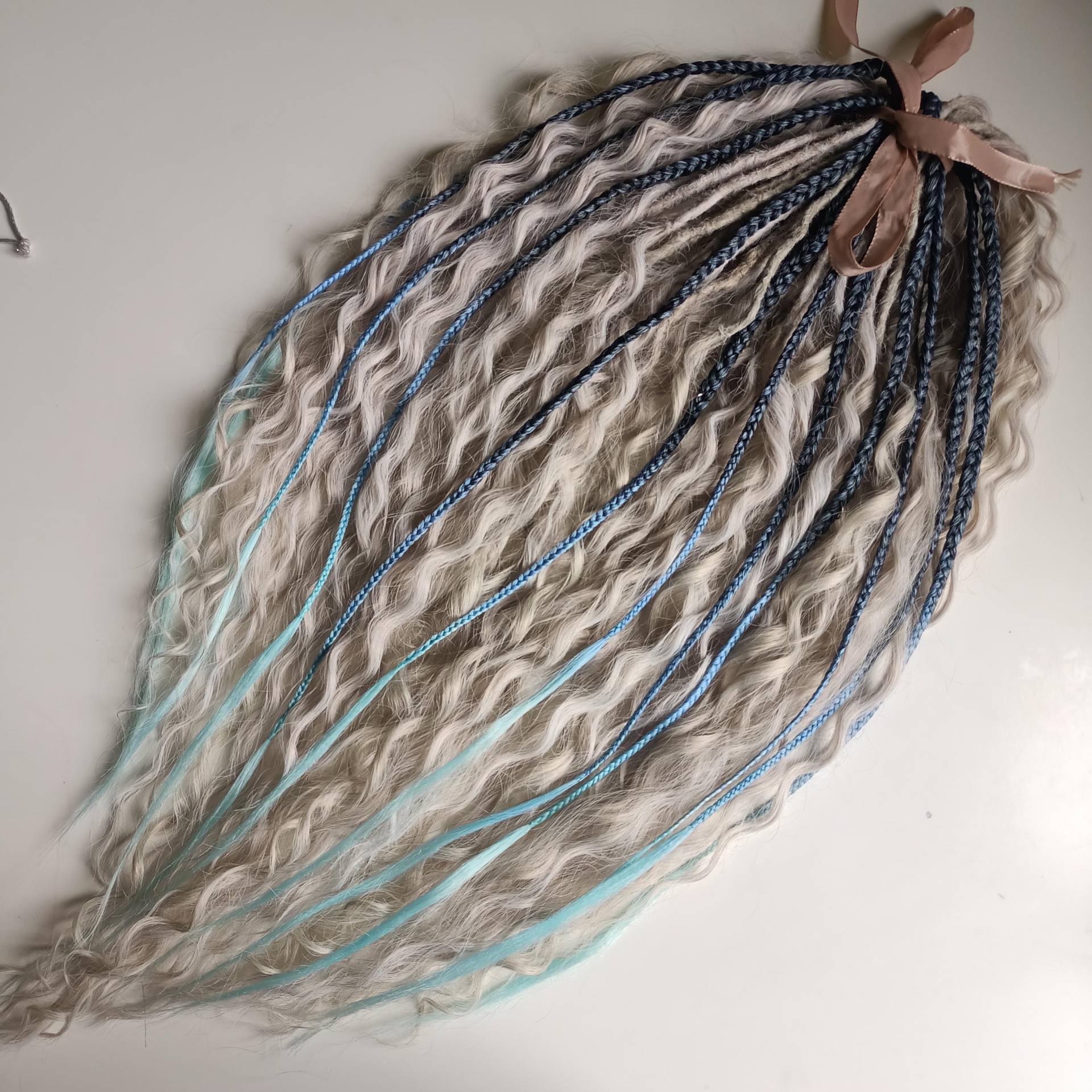 Aschblonde Gelockte Dreads Mit Blauem Zopf Platinfarbene Kunsthaarverlängerungen von Etsy - KIRINDREADS