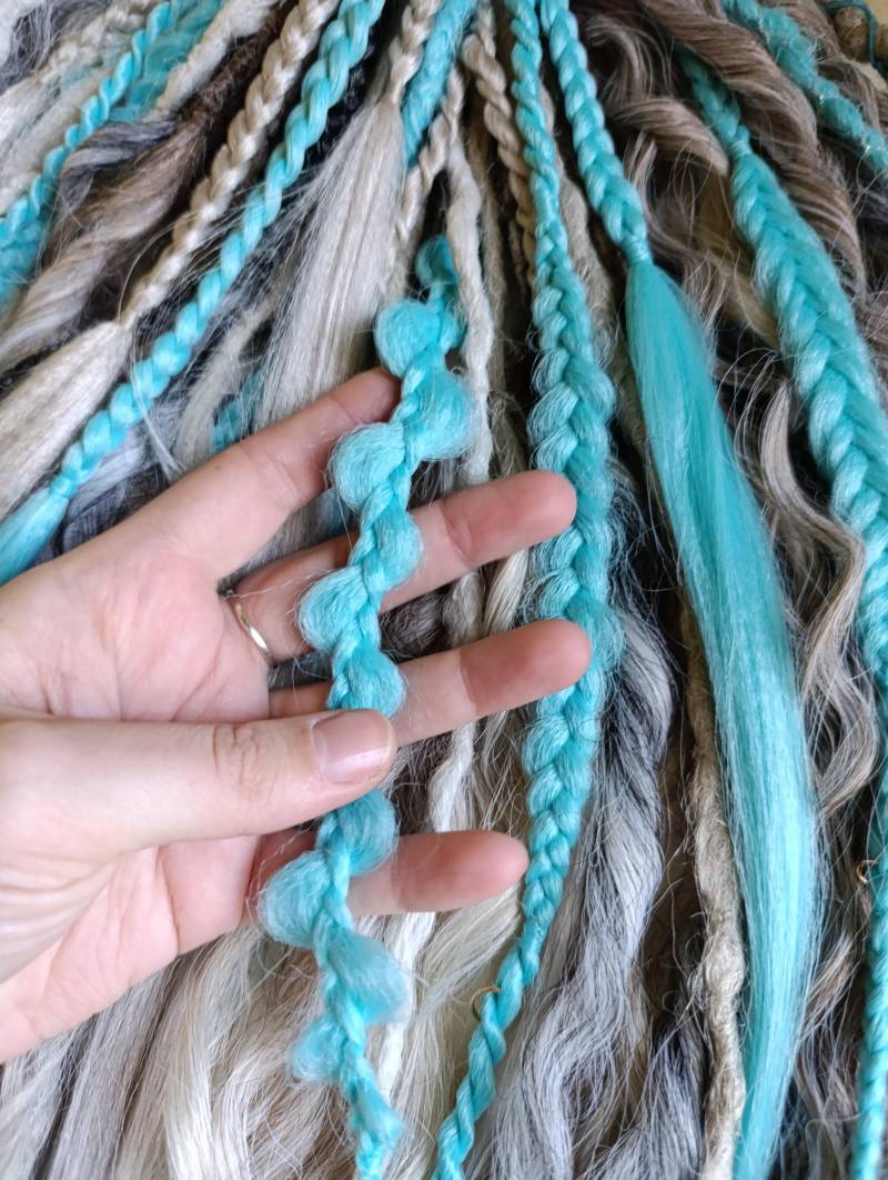 Blaue Flechte in Grau Ombre Curly Dreads/Lange Salz Und Pfeffer Lockiges Folklore Haar Mit Flechtverlängerungen Schmetterling Distressed Faux Loks von Etsy - KIRINDREADS