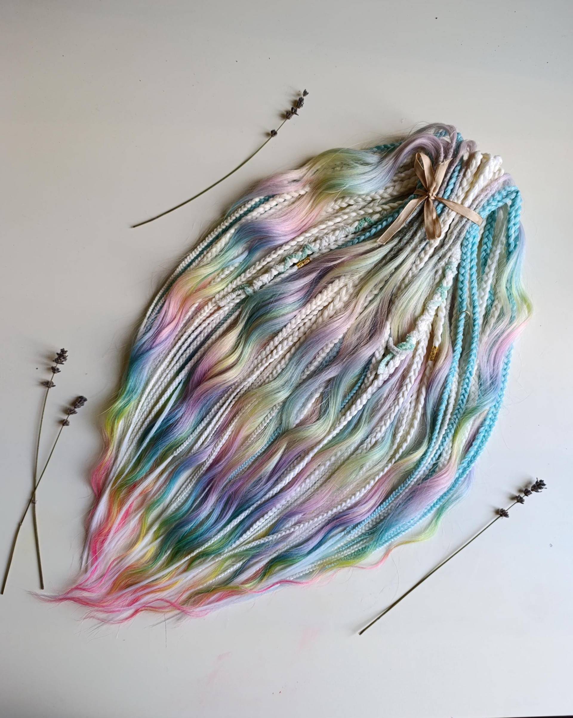 Blonde Zöpfe in Regenbogen Wellen Dreads/Handgemachte Lange Gewellte Haare Mit Blauen Zöpfen Distressed Goddess Faux Loks Für Ein Festival Outfit Blonde Zöpfe in Regenbogen Wellen Dreads/Handgemachte Lange Gewellte Haare Mit Blauen Zöpfen Distressed Goddess Faux Loks Für Ein Festival Outfit von Etsy - KIRINDREADS