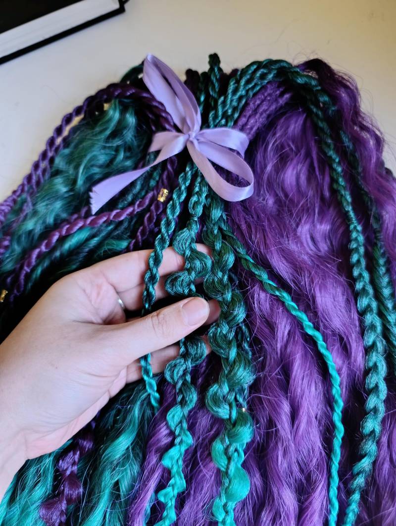 Flechtzopf in Grünen Ombre Curly Dreads/ Handgefertigte Lila Dreadlocks Mit Hair Twists/ Distressed Faux Locks von Etsy - KIRINDREADS