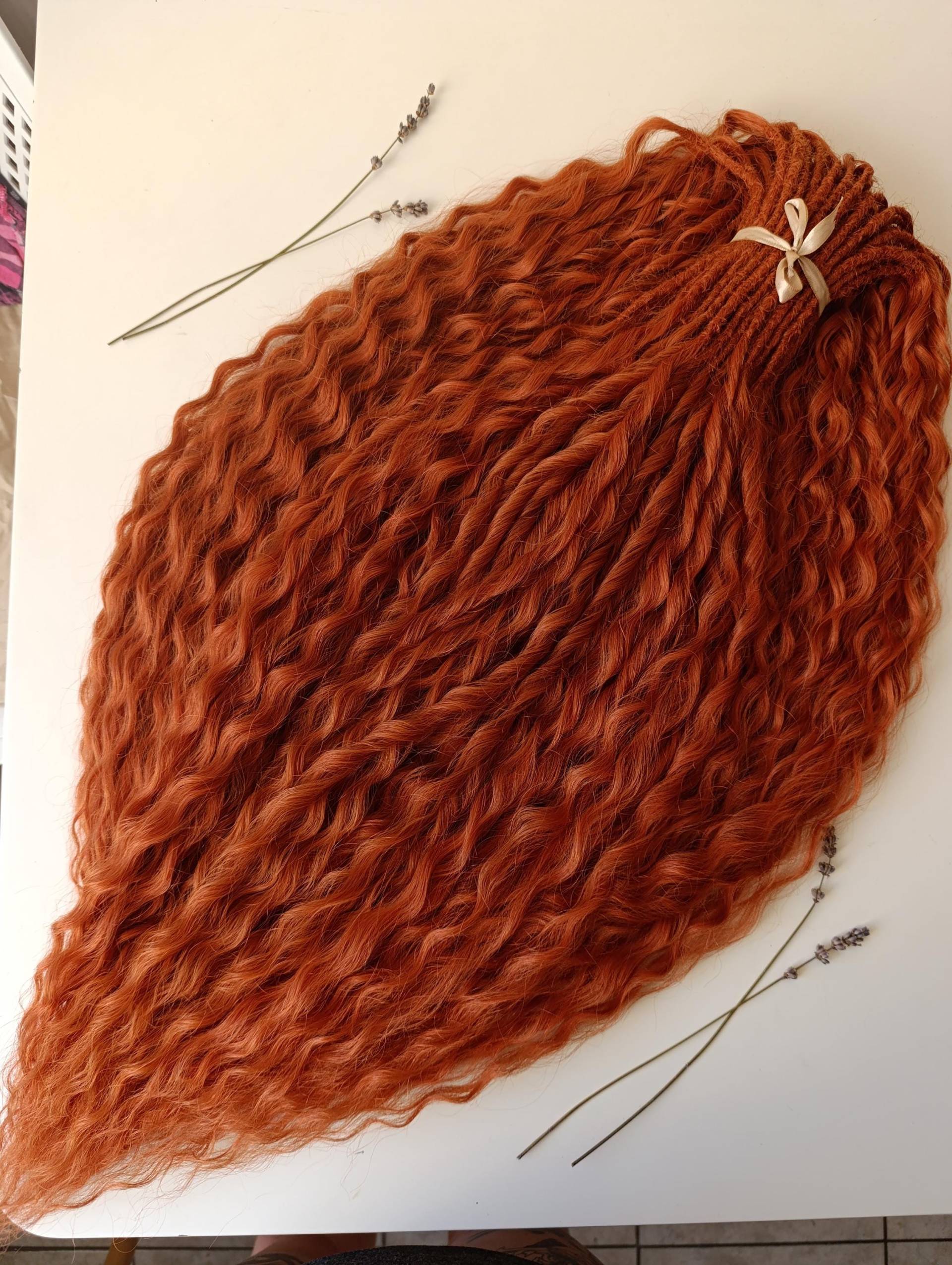Ginger Terracotta Gewellte Dreadlocks Weiche Natürliche Locken Mit Boho Textur Für Den Herbst Ginger Terracotta Gewellte Dreadlocks Weiche Natürliche Locken Mit Boho Textur Für Den Herbst von Etsy - KIRINDREADS