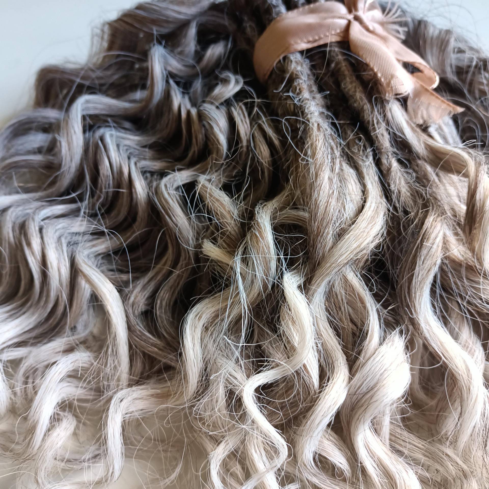 Grau Bis Platinum Ombre Kurz Welle Kunstlocken/Handgefertigte Salz Und Pfeffer Wellen Dreads Doppelende Folklore Gewellte Haarverlängerungen Grau Bis Platinum Ombre Kurz Welle Kunstlocken/Handgefertigte Salz Und Pfeffer Wellen Dreads Doppelende Folklore Gewellte Haarverlängerungen von Etsy - KIRINDREADS