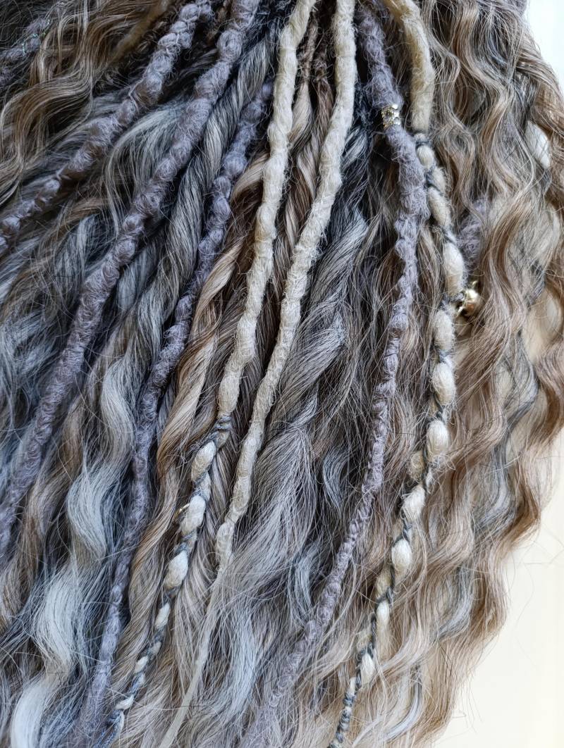 Graue Bis Weiße Ombre Goddess Locks, Gehäkelte Boho Haarteile von Etsy - KIRINDREADS