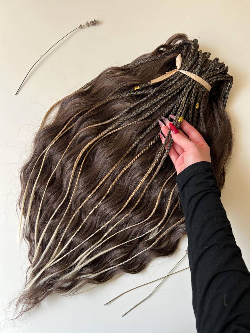 Natürliche Braune Locken Mit Geflochtenen Akzenten Eine Natürlich Aussehende Haarverlängerung Natürliche Braune Locken Mit Geflochtenen Akzenten Eine Natürlich Aussehende Haarverlängerung von Etsy - KIRINDREADS