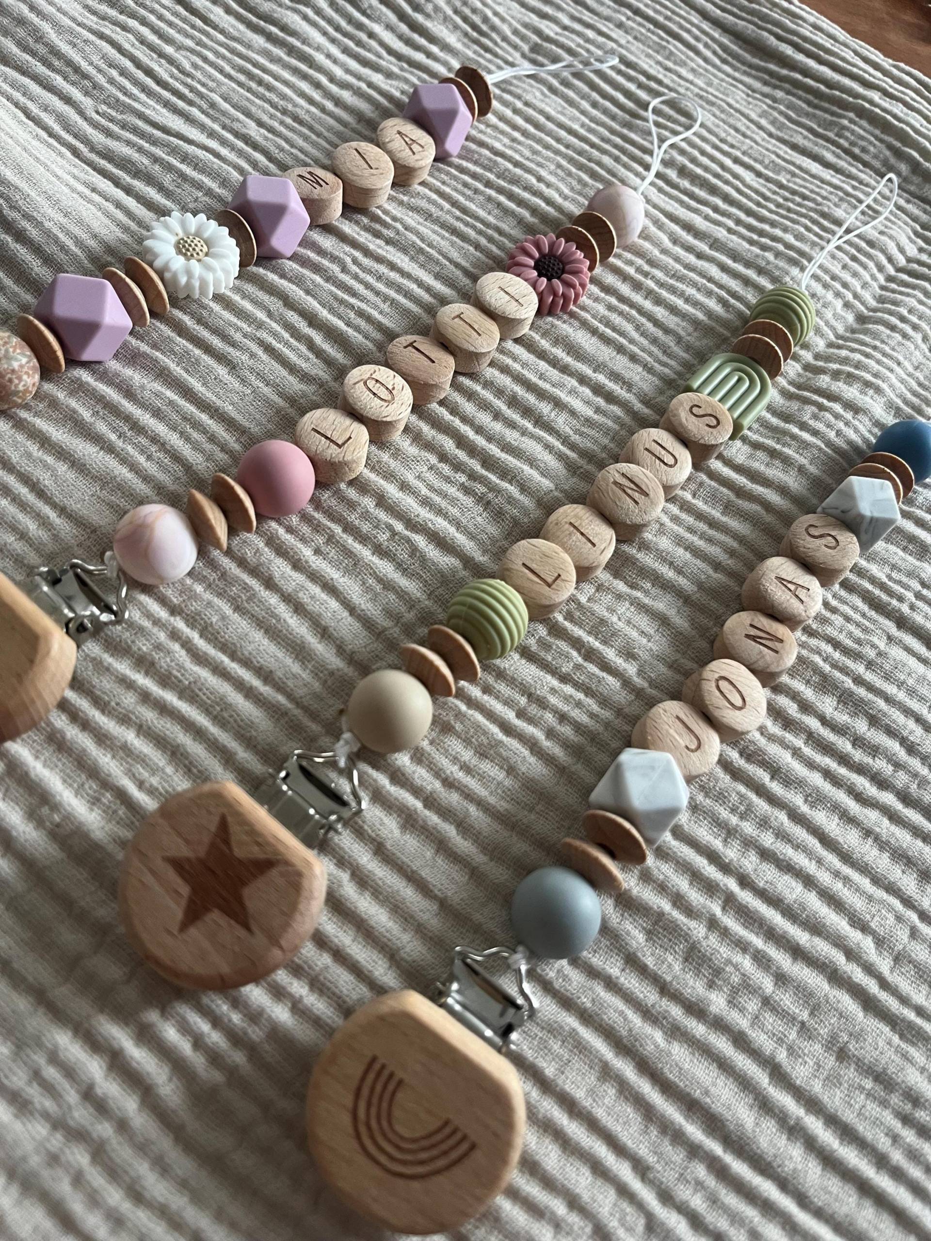 Personalisierte Schnullerketten, Lila, Rosa, Blau, Grün, Regenbogen, Blume, Silikon - Und Holzperlen, Baby, Jungen, Mädchen, Geschenke Personalisierte Schnullerketten, Lila, Rosa, Blau, Grün, Regenbogen, Blume, Silikon - Und Holzperlen, Baby, Jungen, Mädchen, Geschenke von Etsy - KLottis