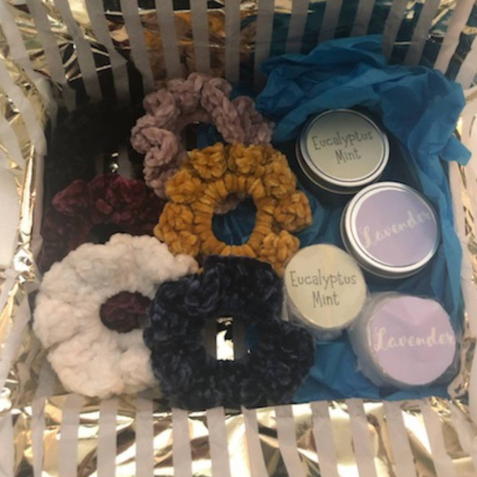 Selbst-Pflege Aromatherapie Spa Tag Geschenk-Box Mit 6 Jumbo Svelvet Scrunchies, 2 Soja-Kerzen Und Dusche Dampfer in Lavendel Eukalyptus Minze von Etsy - KTCraftsUS